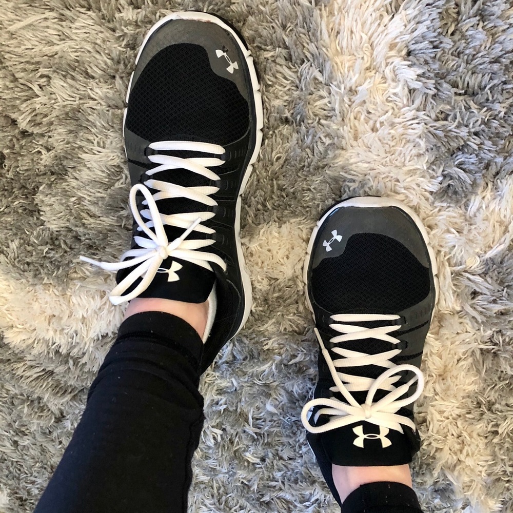 Black and white tennis shoes